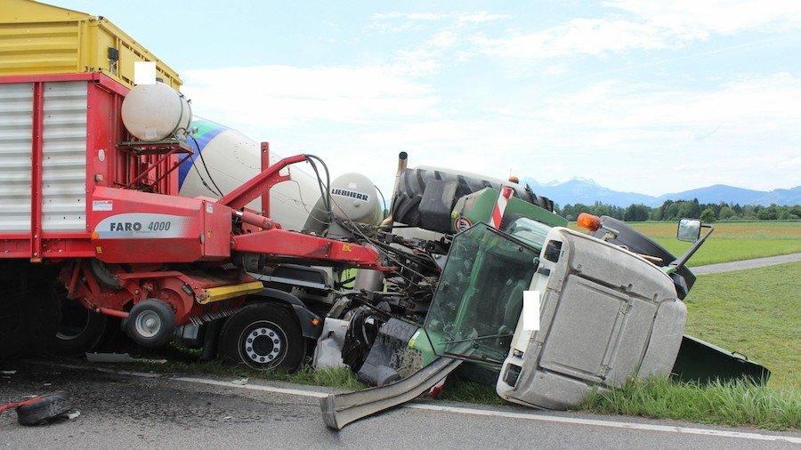 Lkw schiebt Traktor samt Anhänger in Straßengraben
